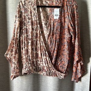 Buckle bell sleeve shirt by willow-root Sz M peach and cream floral design rayon